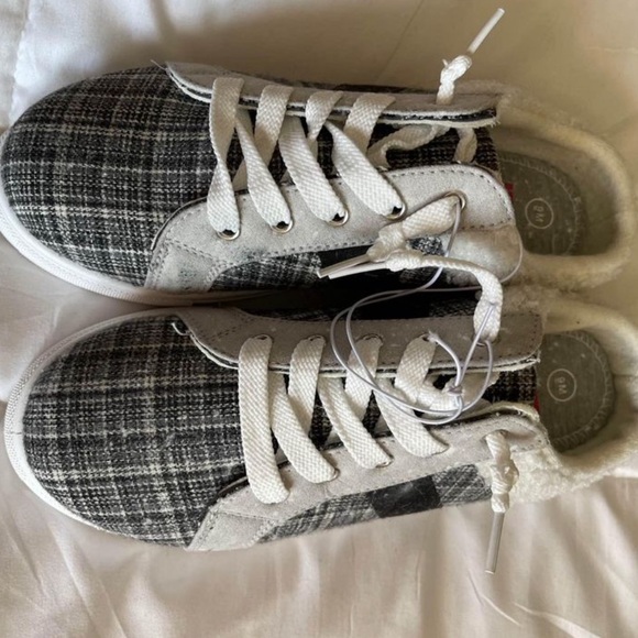 Women's Size 9 Slip on sneaker - White fur trim and plaid design.
**NEW** - Picture 1 of 7